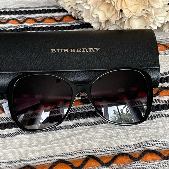New 🖤 Burberry sunglasses butterfly polarized - Picture 3 of 10